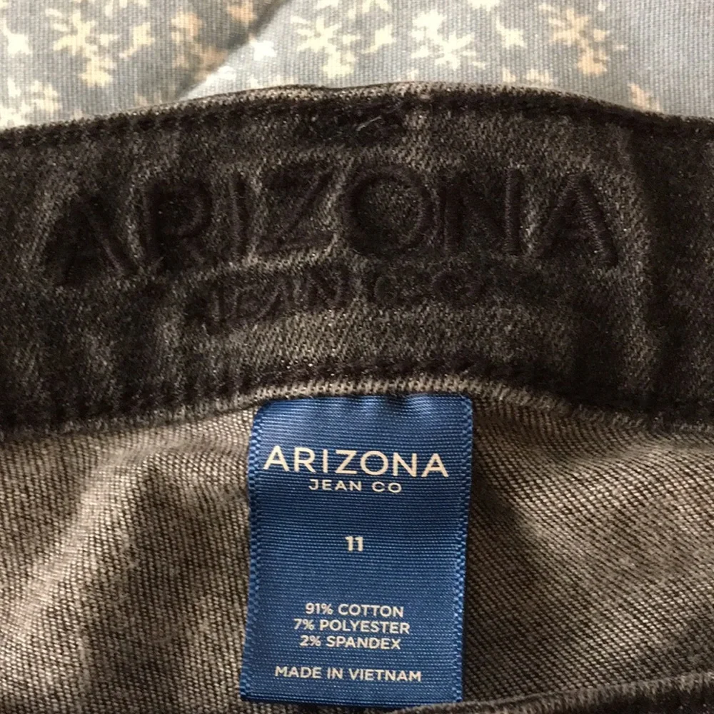 ARIZONA woman’s ripped jeans size 11 - Picture 7 of 8